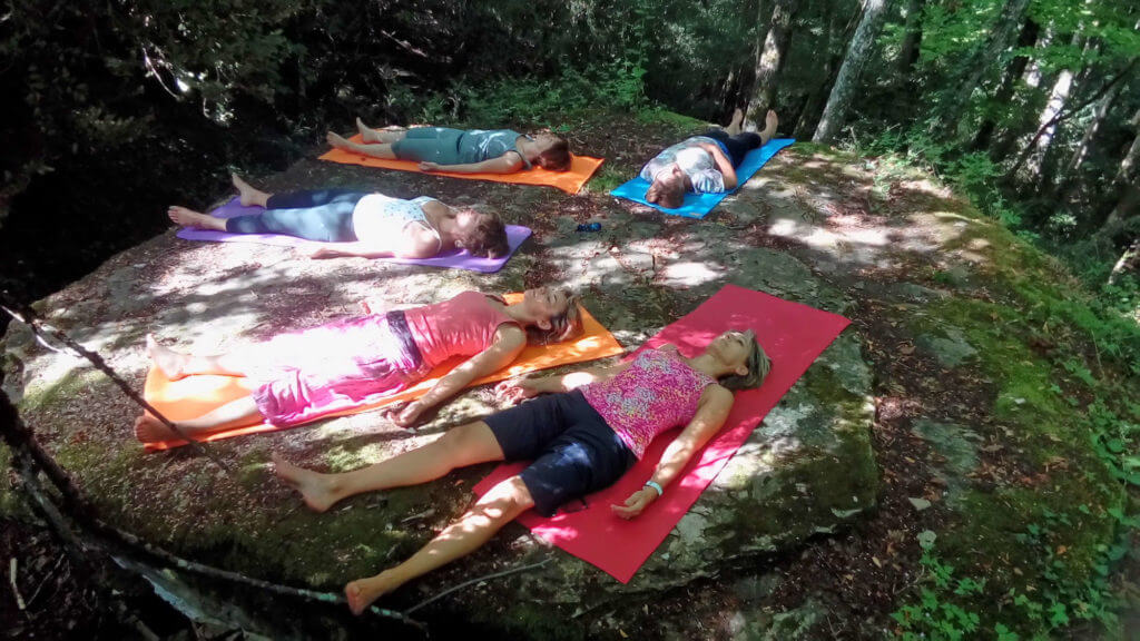 Femmes en cercles sur leur tapis de yoga